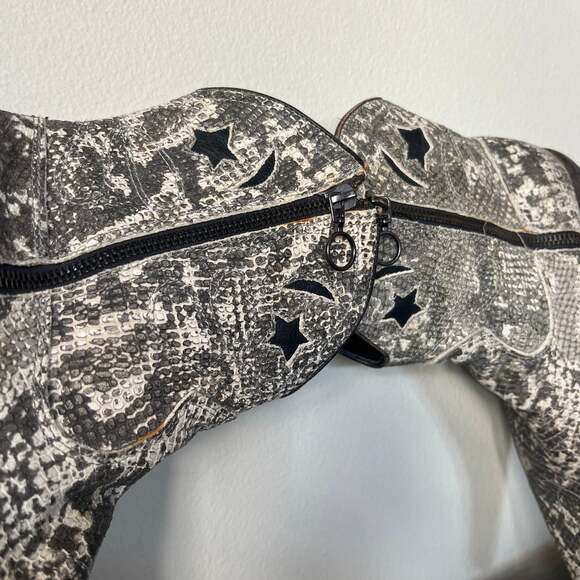 Ziginy Women’s 8.5 Animal Print stars moons She's an Animal! boots Cute - Picture 13 of 15